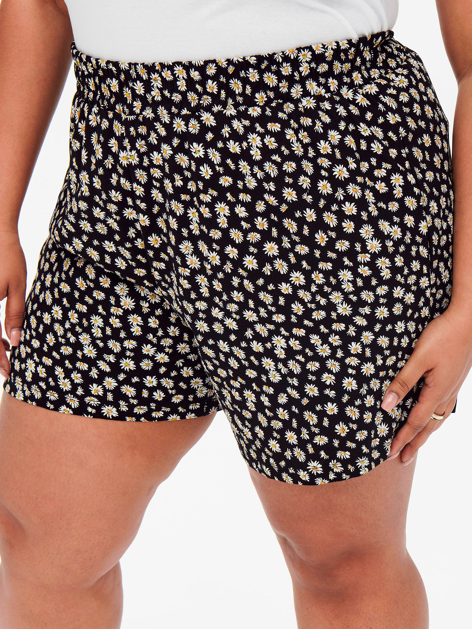Carapril - Sorte shorts i lækker bomulds jersey med blomster fra Only Carmakoma
