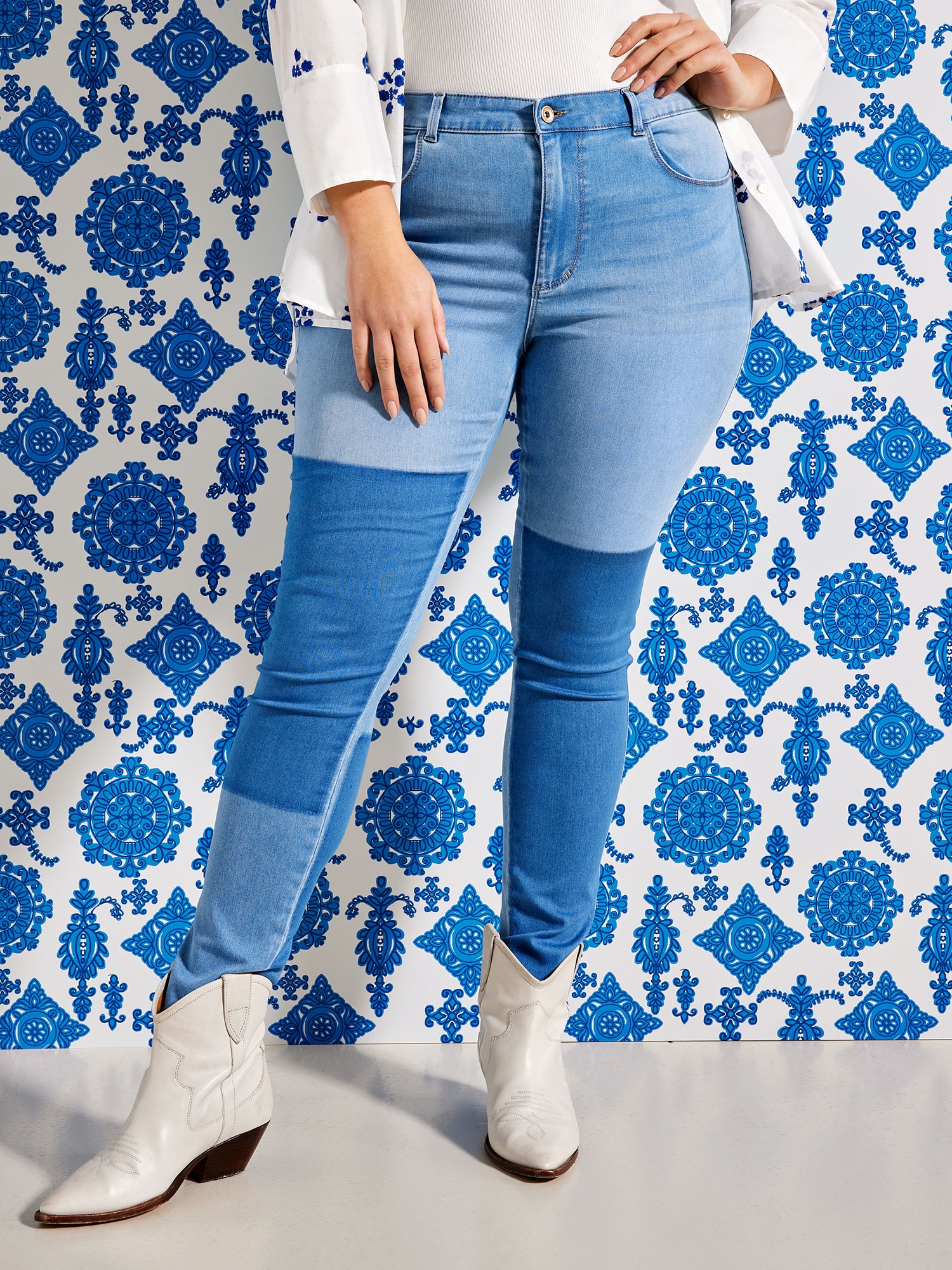 AUGUSTA - Lyse blå jeans i strækbar bomulds denim med cool detaljer fra Only Carmakoma