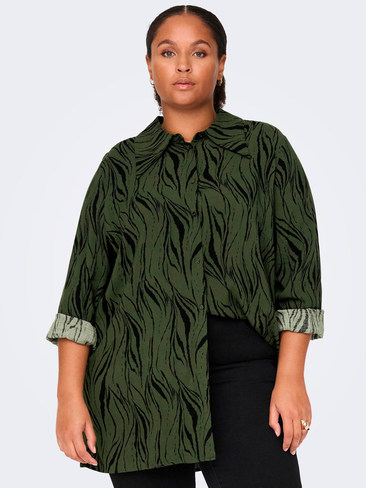 Car BANNI - Lækker grøn viskose skjorte med sort mønster  fra Only Carmakoma
