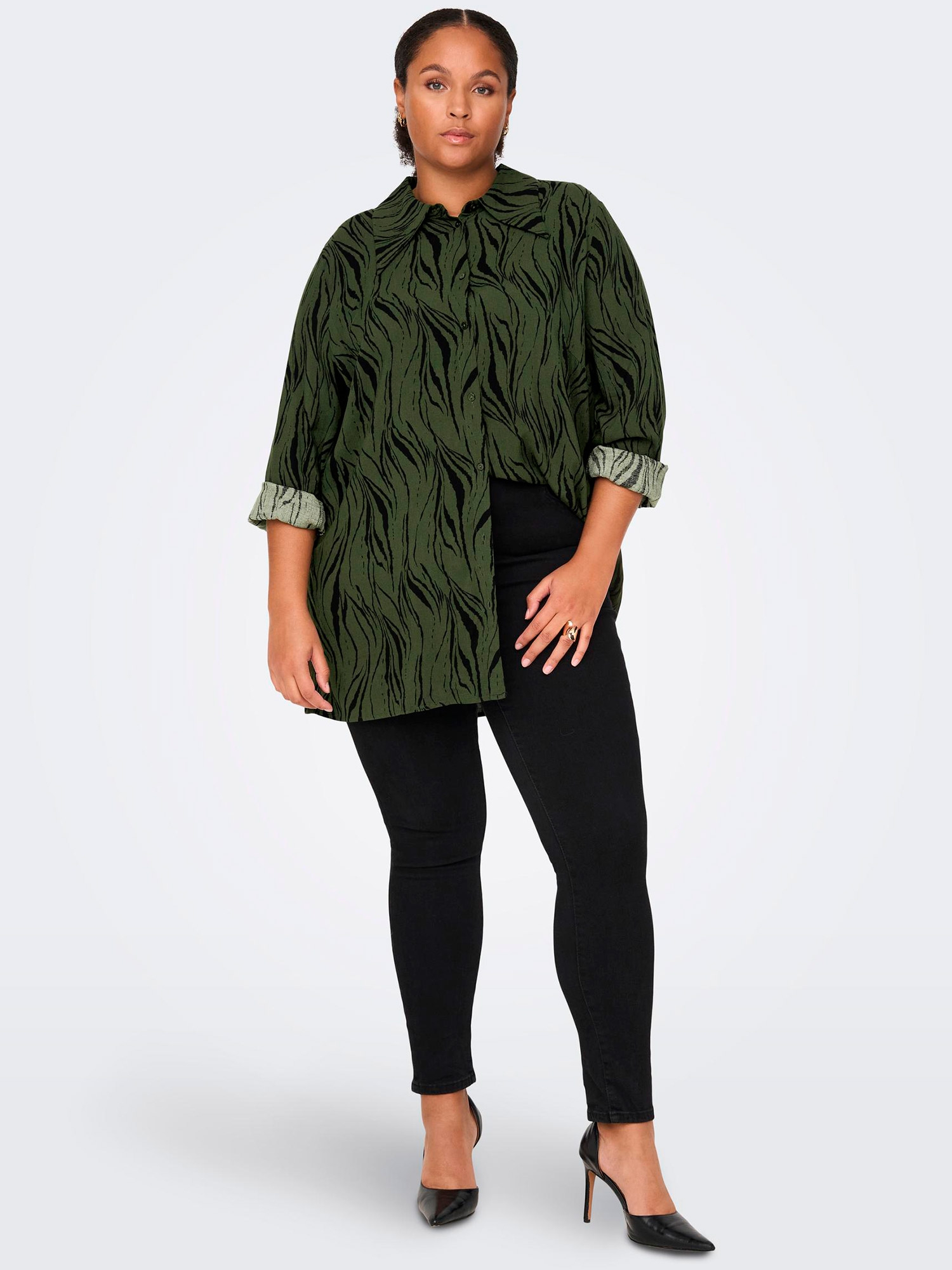 Car BANNI - Lækker grøn viskose skjorte med sort mønster  fra Only Carmakoma