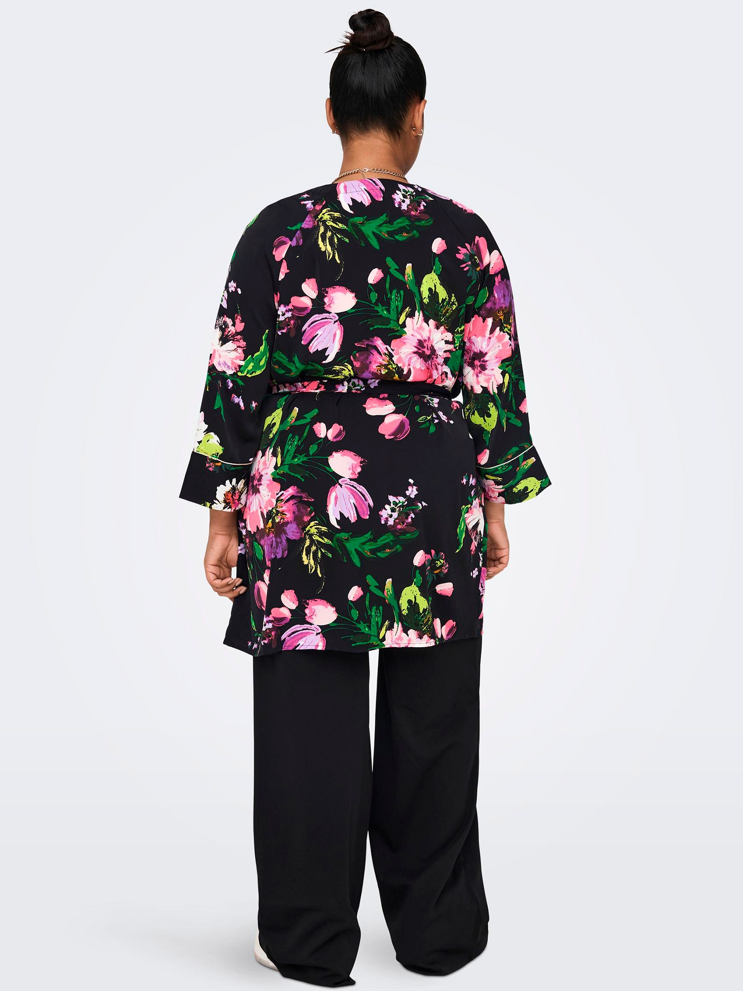 Car LEONA - Sort kimono med flotte blomster fra Only Carmakoma