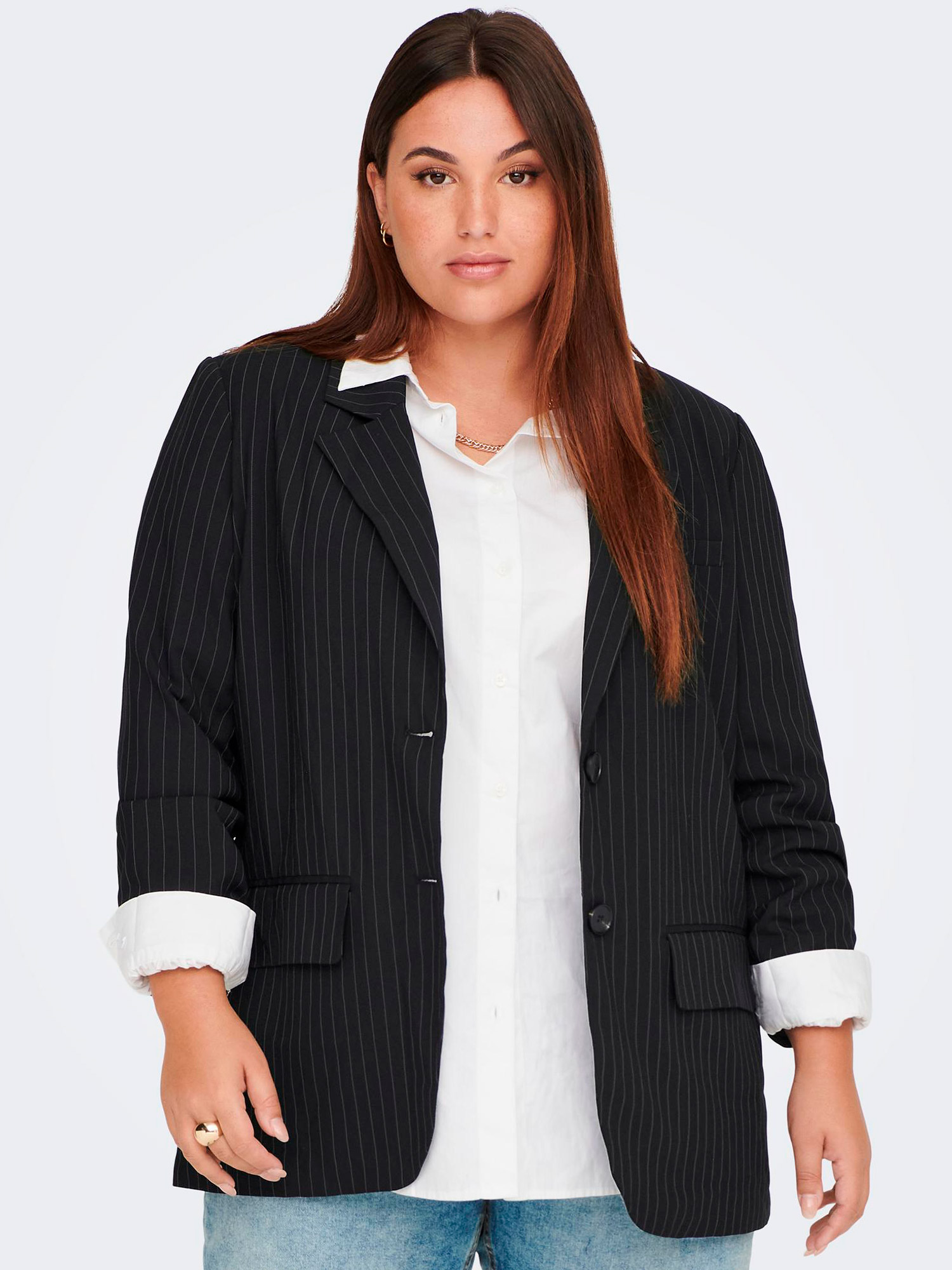 KIYA - Sort blazer med tynde hvide striber fra Only Carmakoma