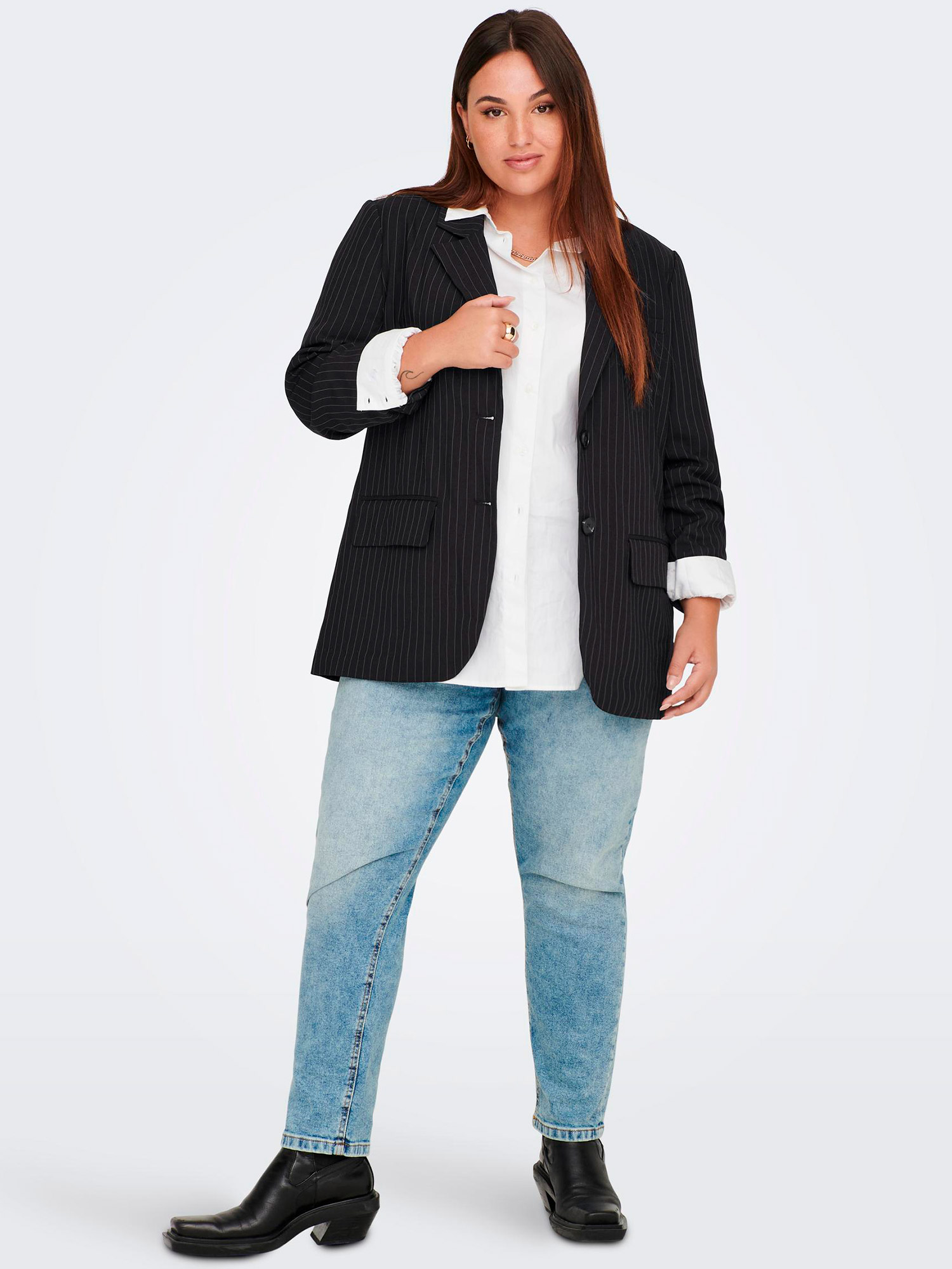 KIYA - Sort blazer med tynde hvide striber fra Only Carmakoma