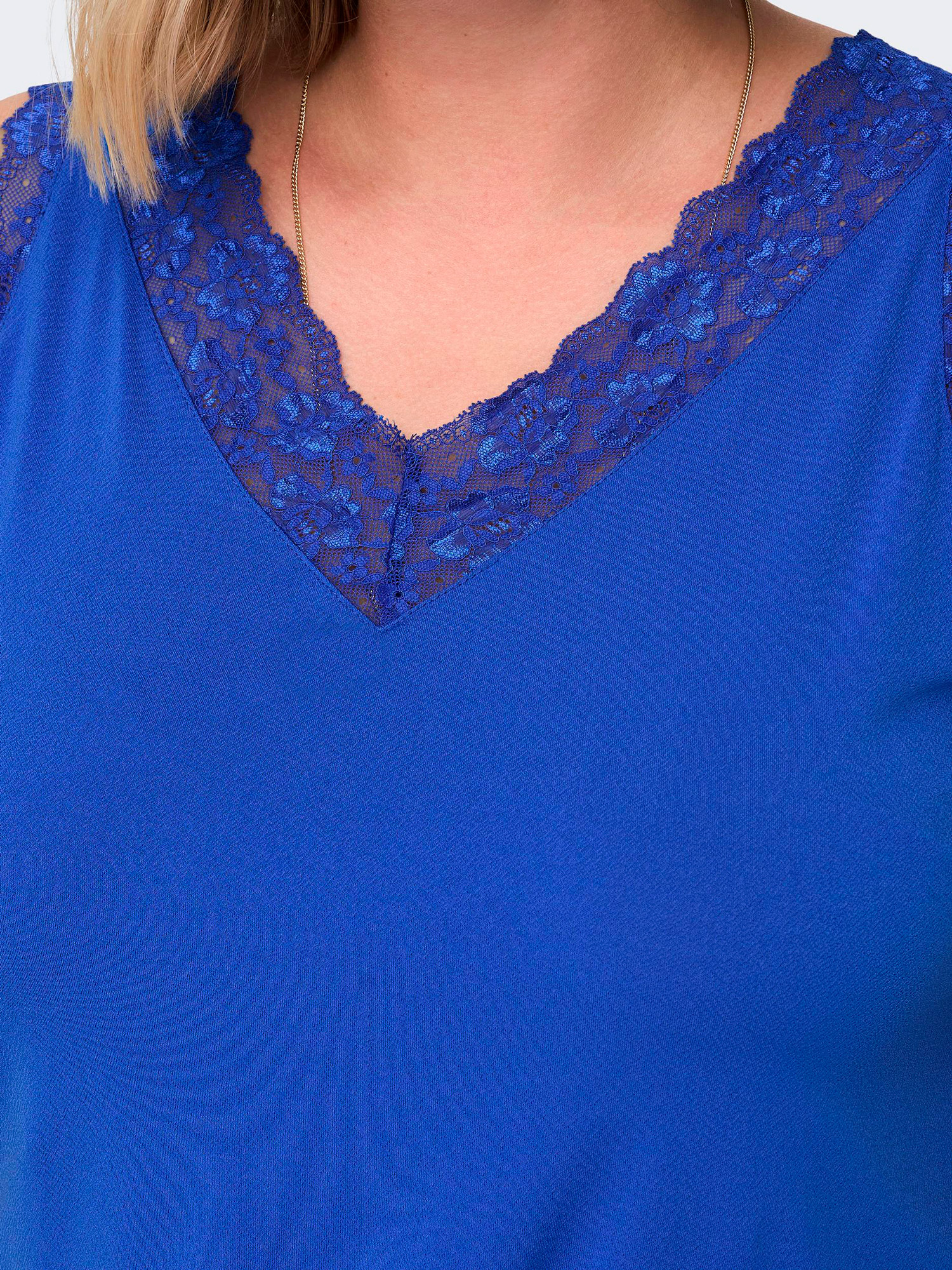 BENNEDIKTE - Blå top med blonde kanter fra Only Carmakoma