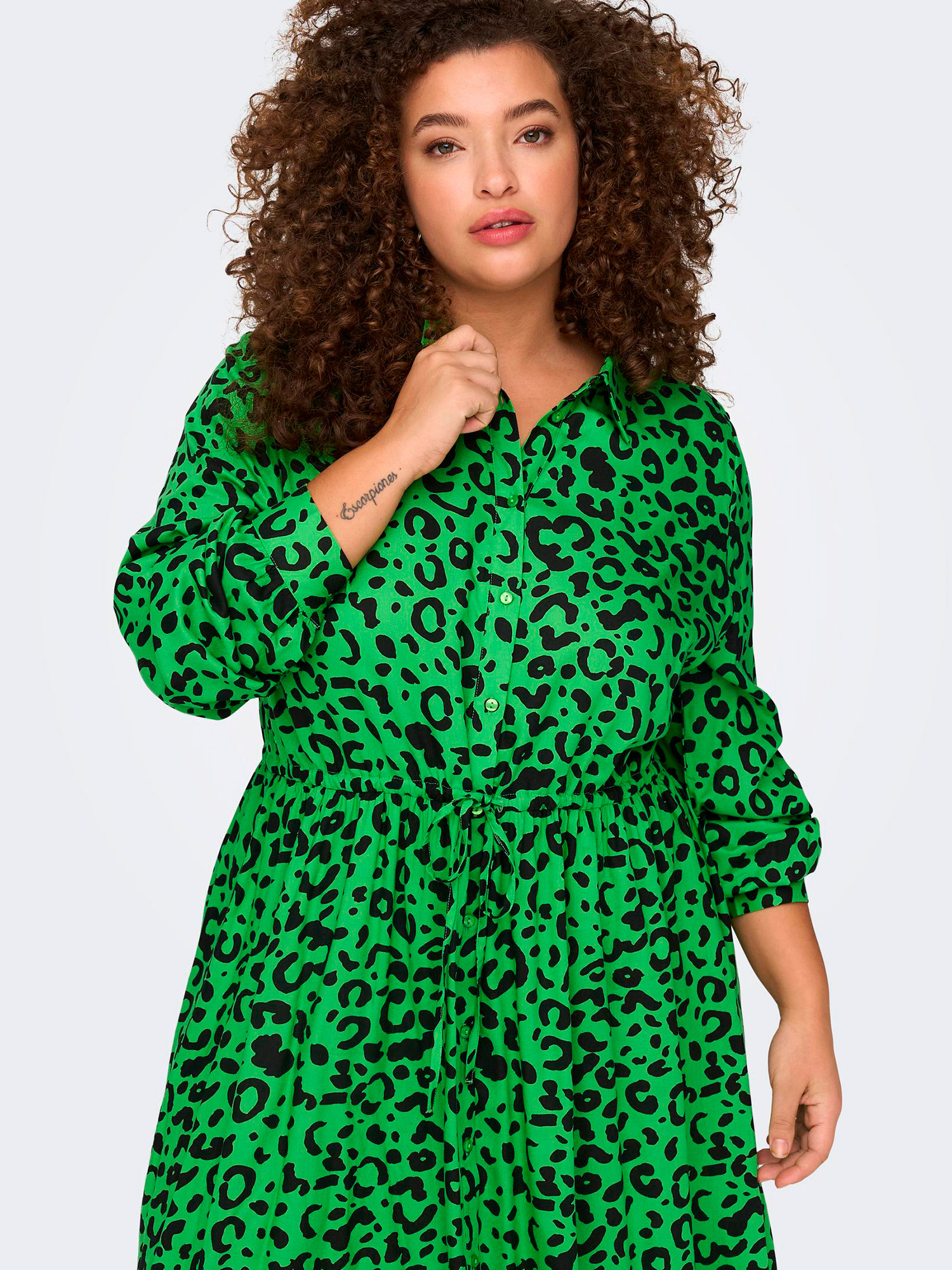 NADINA - Grøn viskose kjole med sort mønster fra Only Carmakoma