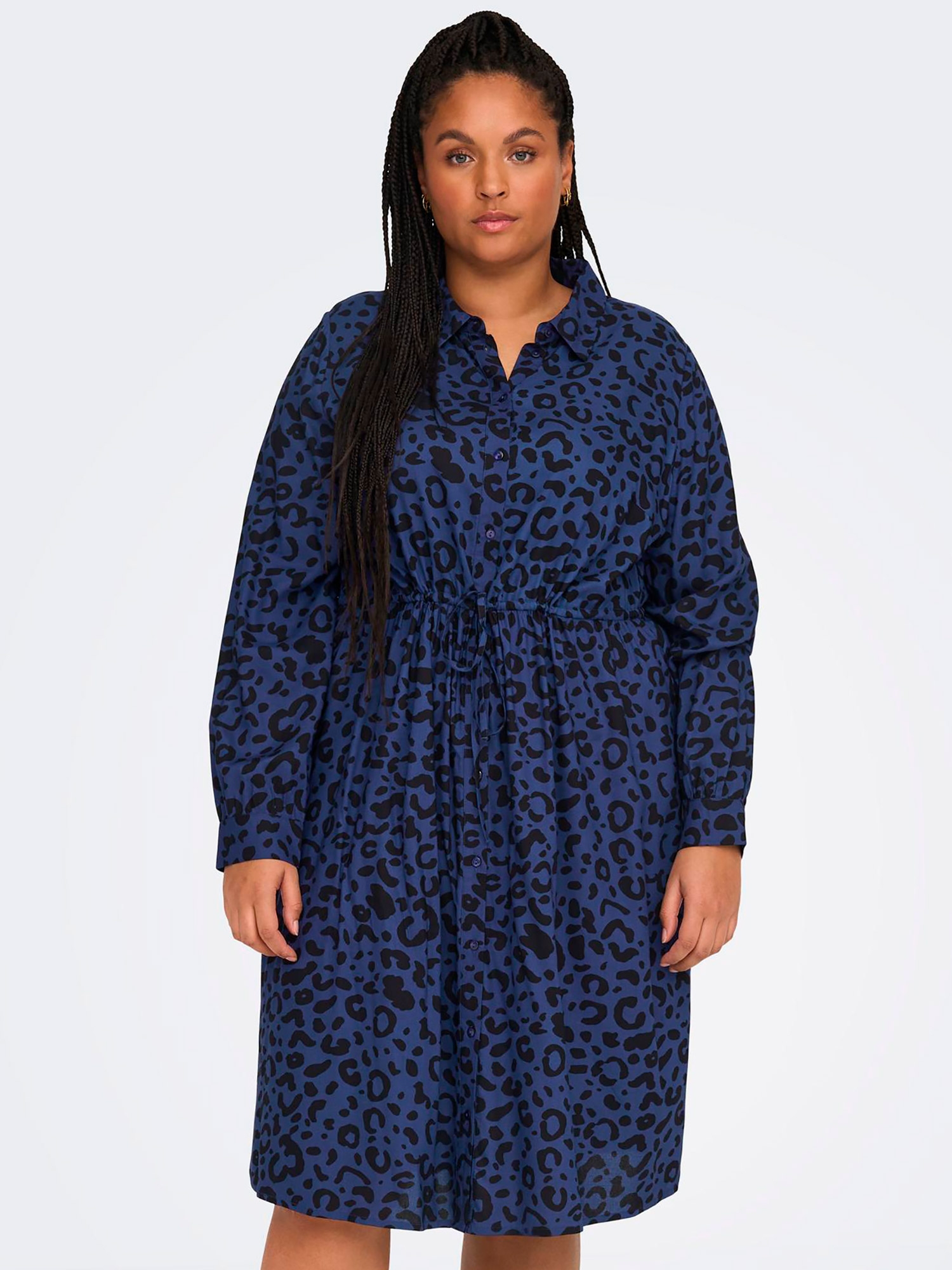 NADINA - Mørkeblå viskose kjole med sort mønster fra Only Carmakoma