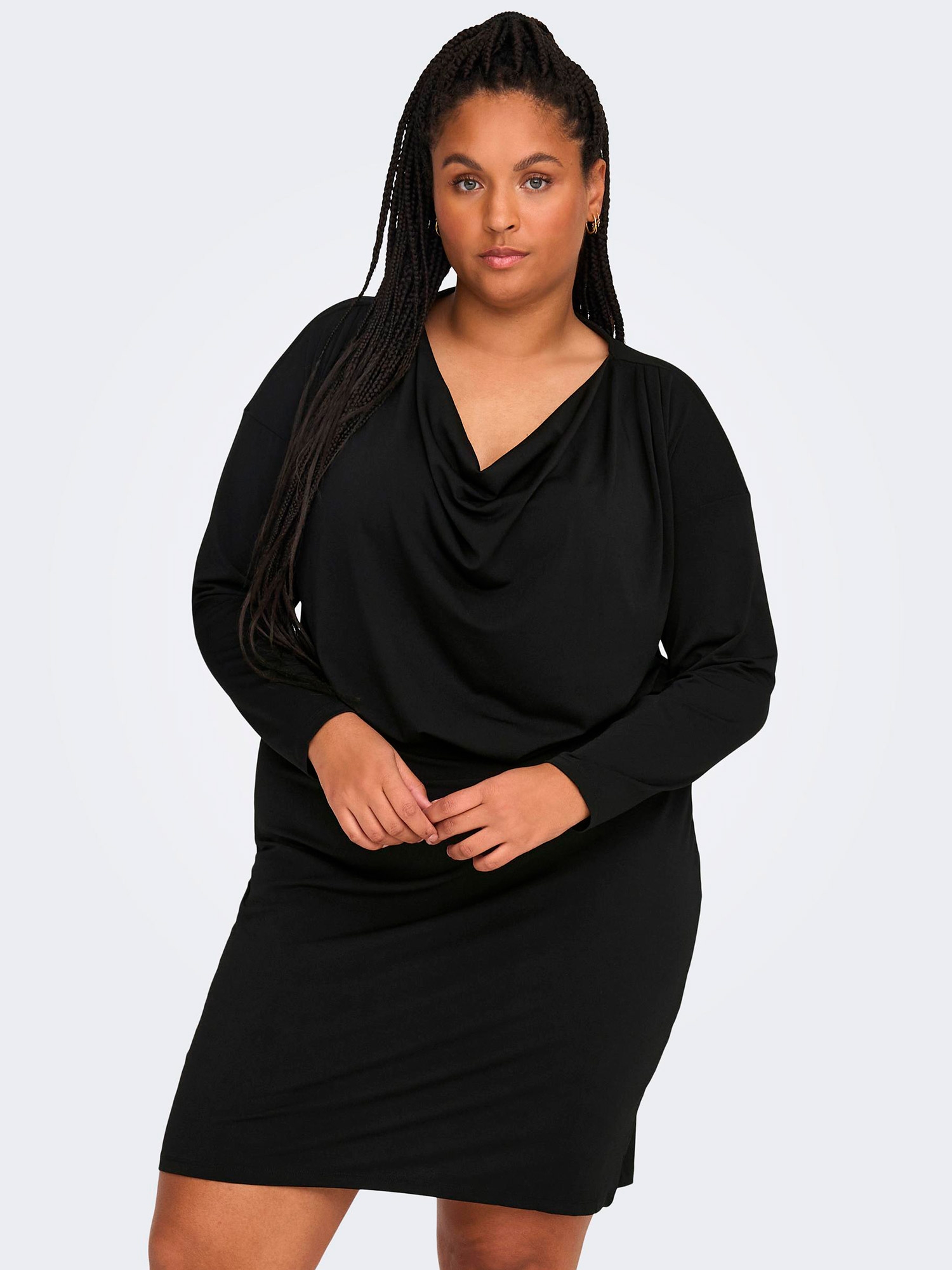 SANNE - Flot sort kjole med vandfald fra Only Carmakoma