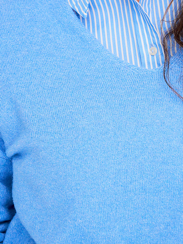 RICA - Blå strik bluse med v-hals fra Only Carmakoma