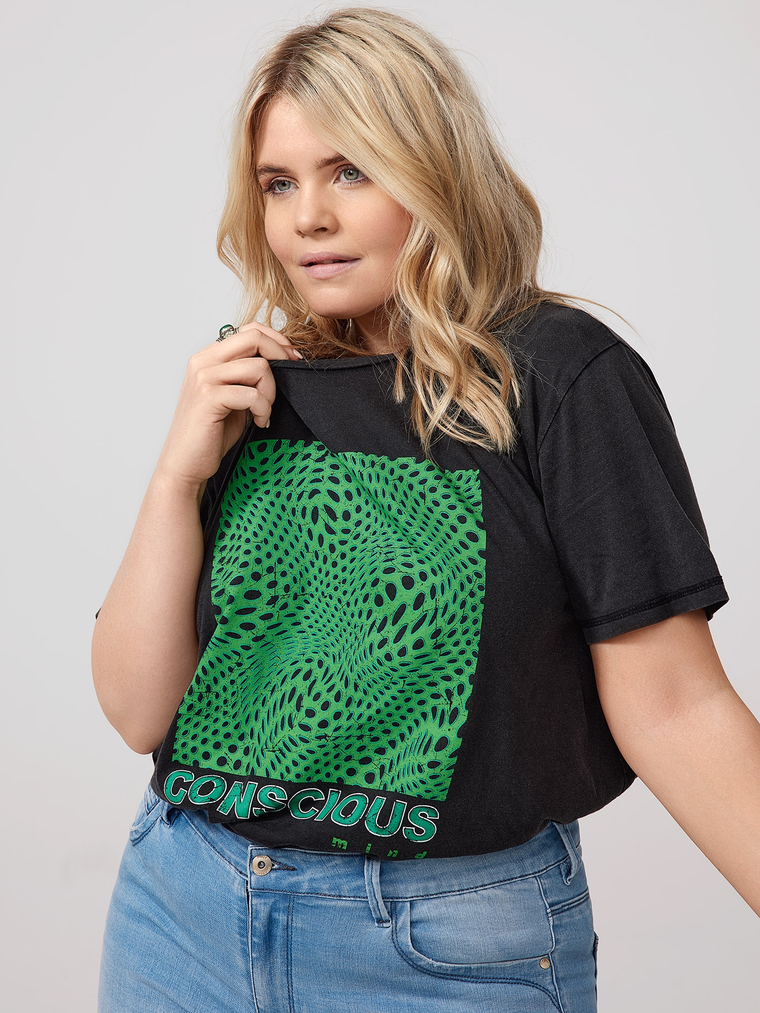 MIKO - Sort bomulds t-shirt med grønt tryk fra Only Carmakoma