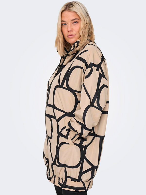 BETTY - Sandfarvet jakke med sort print fra Only Carmakoma