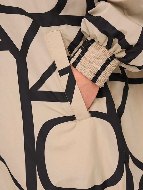 BETTY - Sandfarvet jakke med sort print fra Only Carmakoma