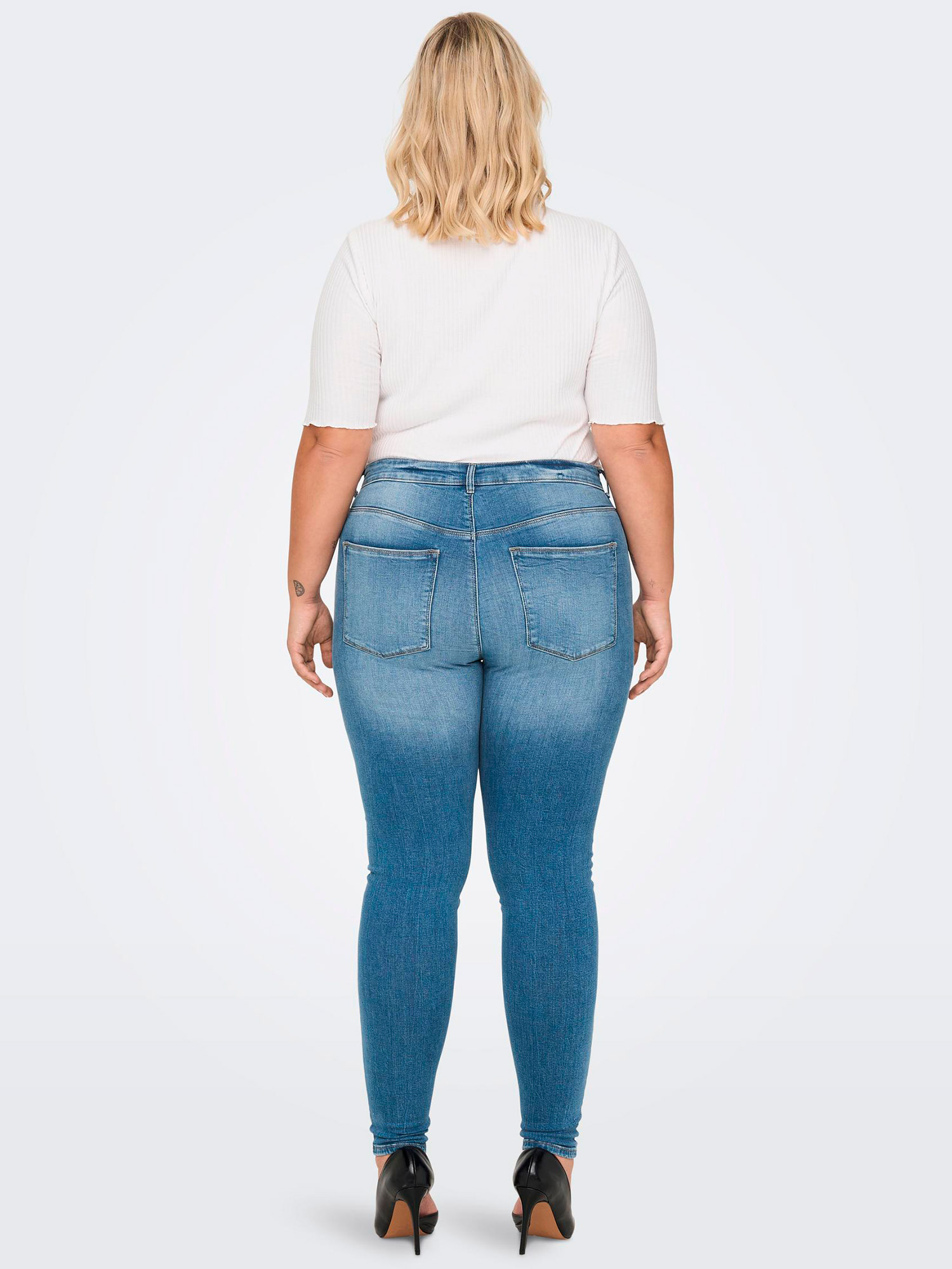HUBA - Lyseblå jeans i super stretch med smalle ben  fra Only Carmakoma