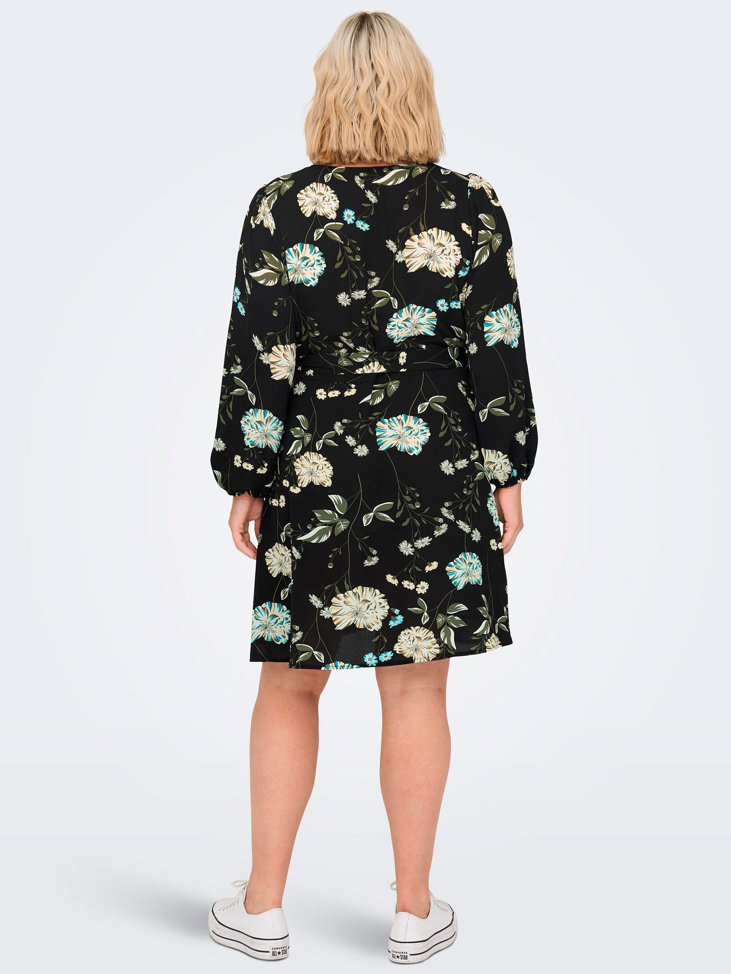 LUXMIE - Sort kjole med blomster print fra Only Carmakoma