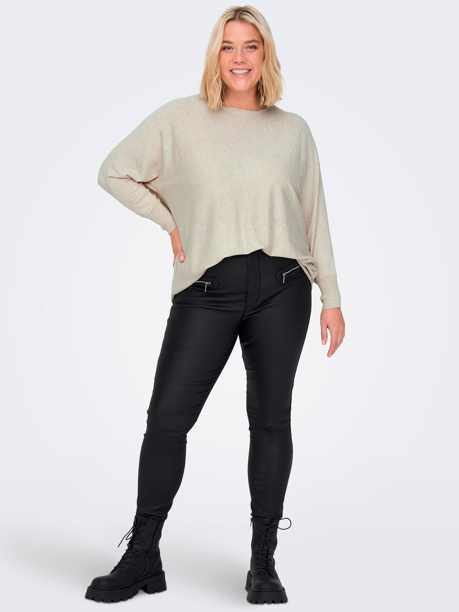 ALONA - Beige oversize bluse i fin strik fra Only Carmakoma