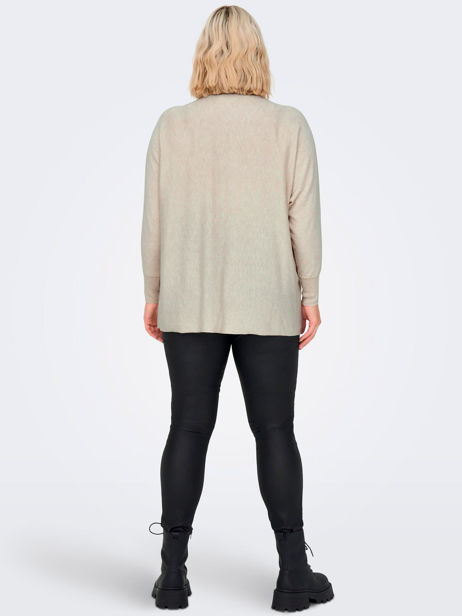 ALONA - Beige oversize bluse i fin strik fra Only Carmakoma