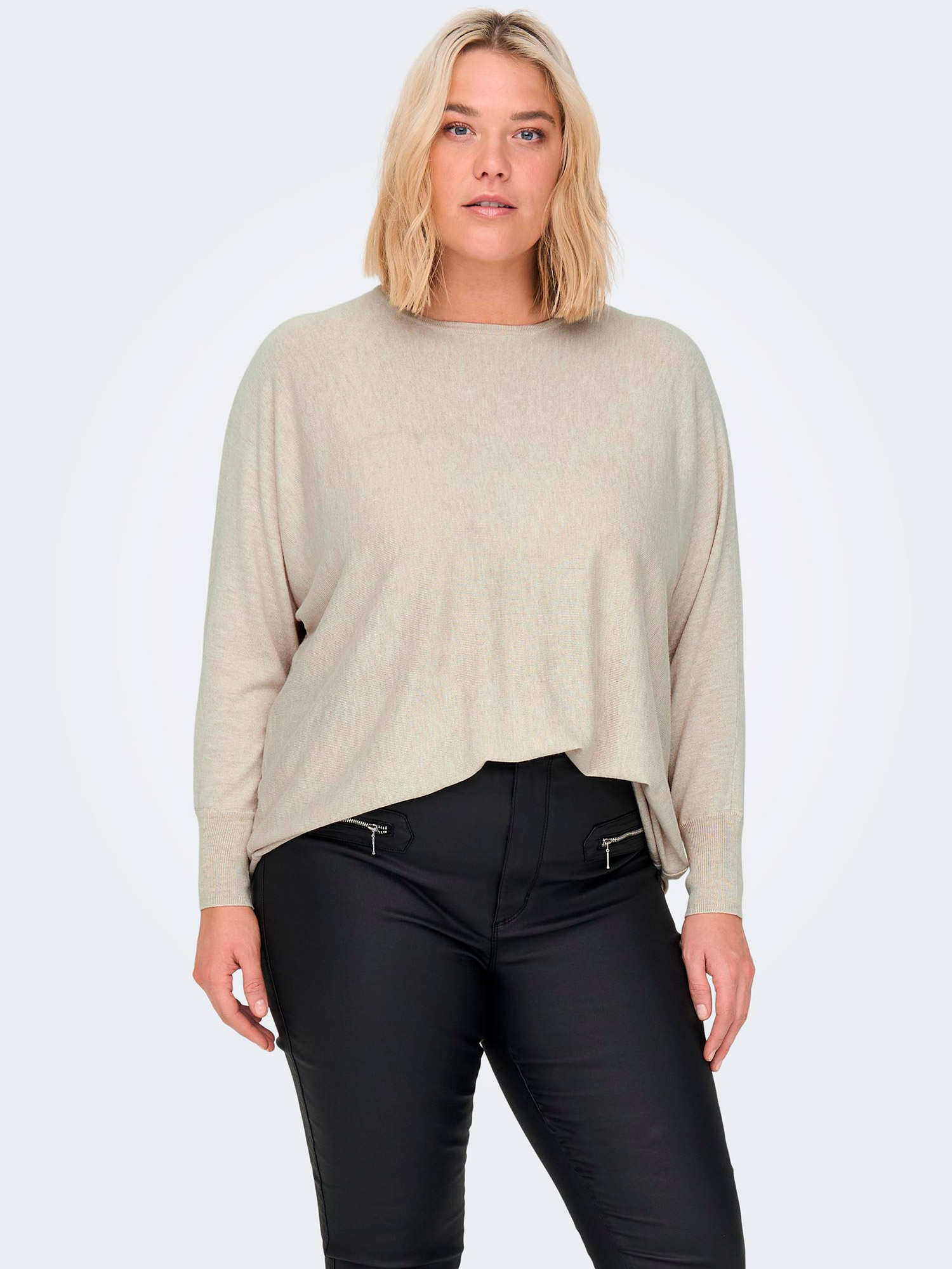 ALONA - Beige oversize bluse i fin strik fra Only Carmakoma