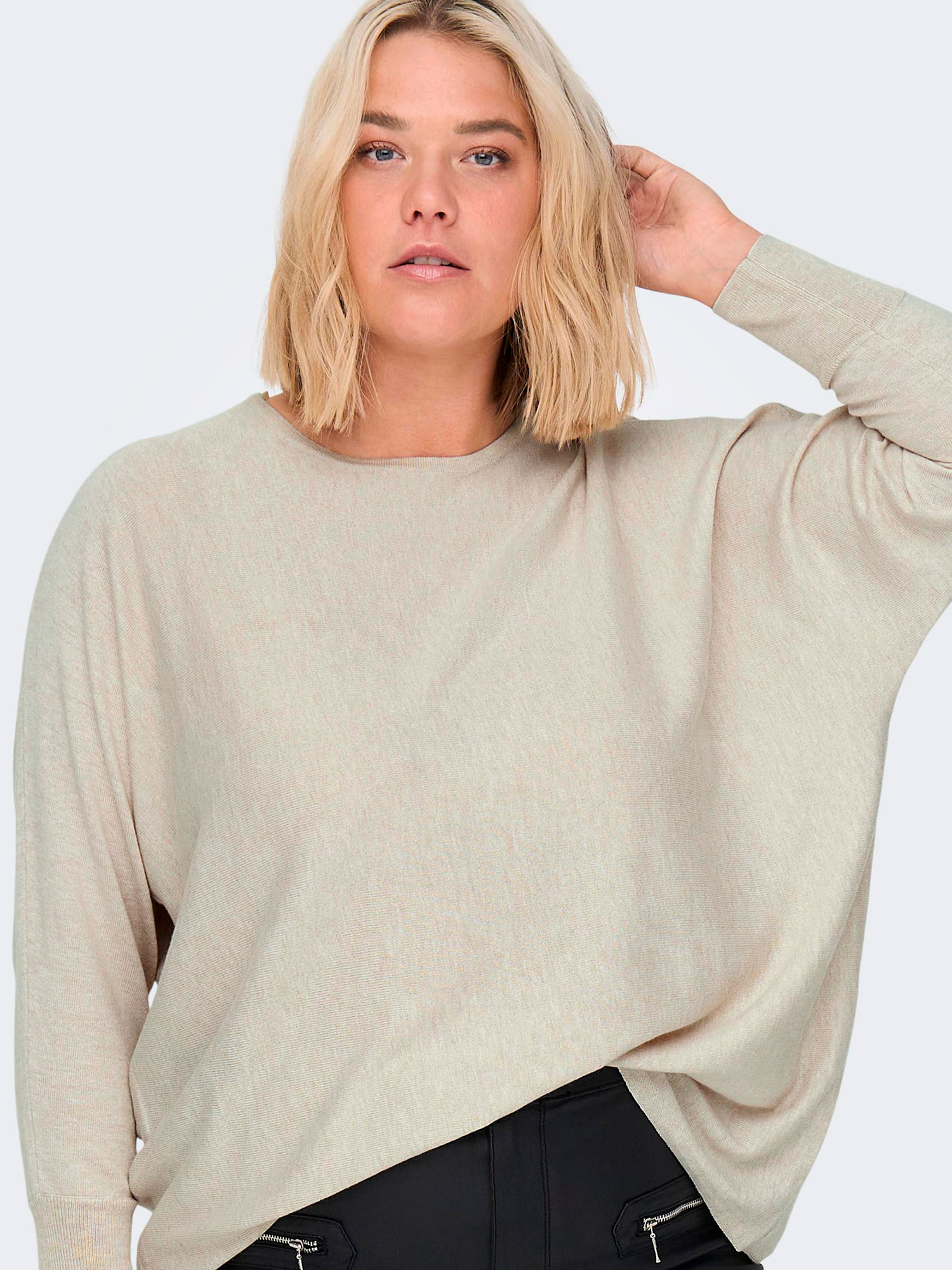 ALONA - Beige oversize bluse i fin strik fra Only Carmakoma