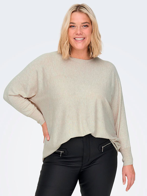 ALONA - Beige oversize bluse i fin strik fra Only Carmakoma