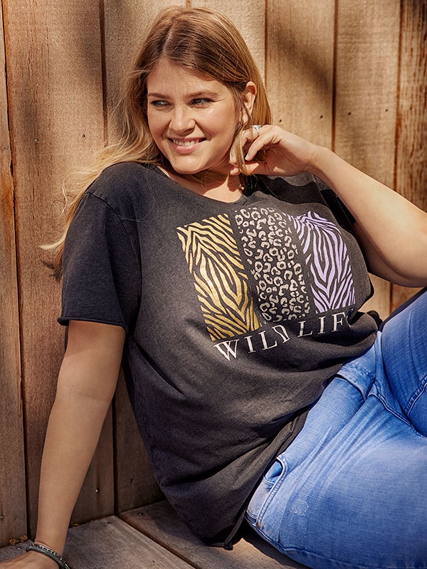 MIKO - Grå bomulds T-shirt med cool glimmer print fra Only Carmakoma
