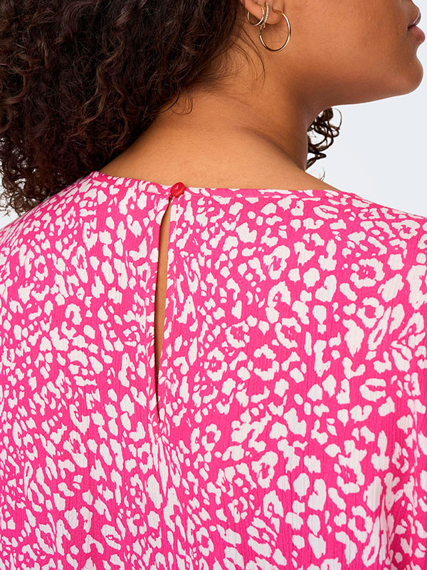SIRINA - Pink bluse med hvid mønster i crepet viskose fra Only Carmakoma