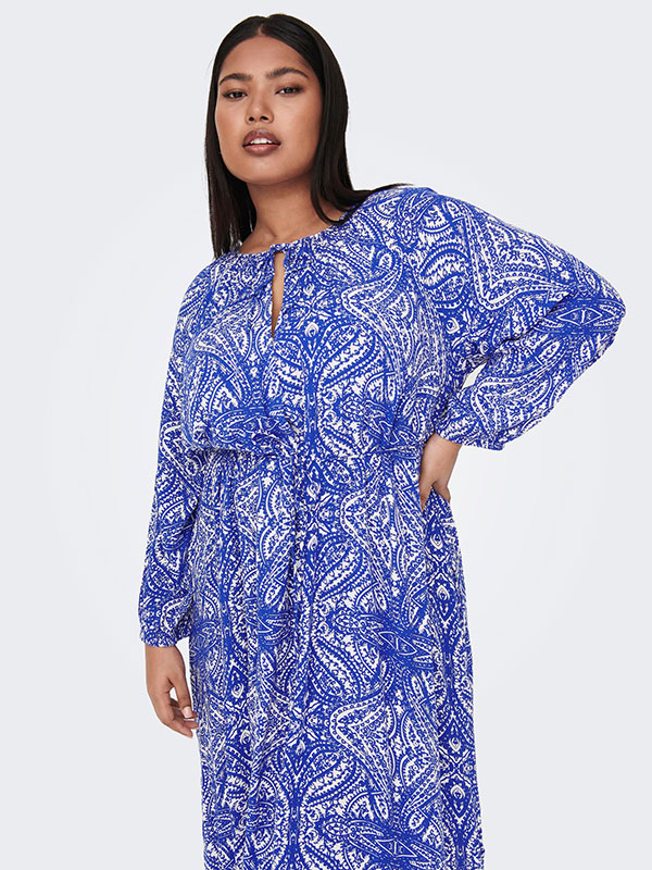 SONYA - Let kjole i blåt og hvidt mønster fra Only Carmakoma