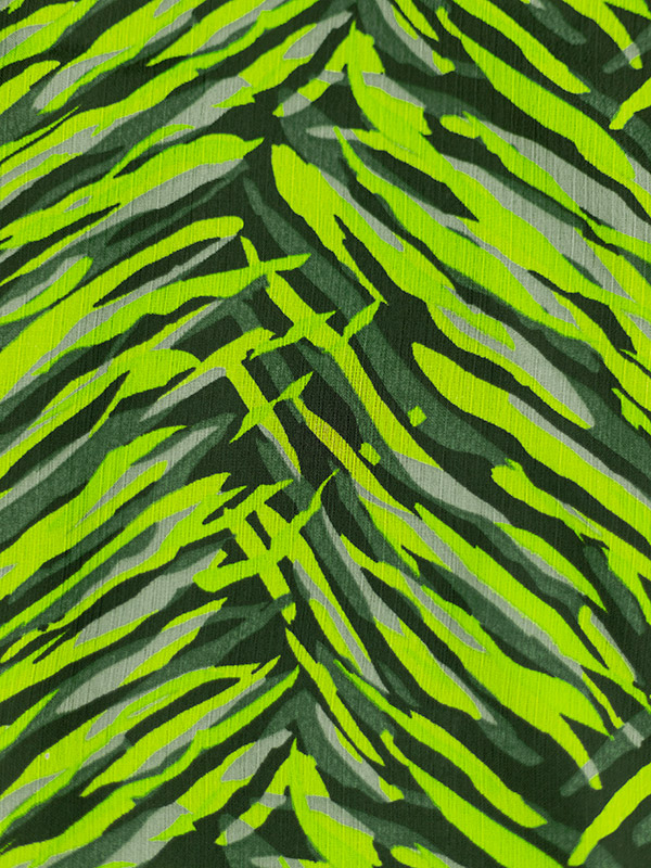 TRINA - Top med grønt print i to lag fra Only Carmakoma