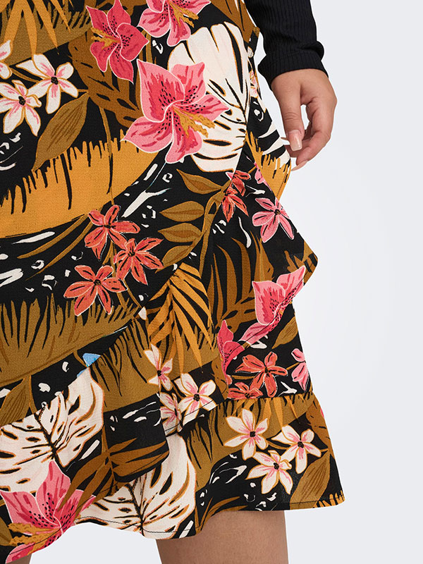 LUXODA - Nederdel med slå-om effekt i sort med blomsterprint fra Only Carmakoma