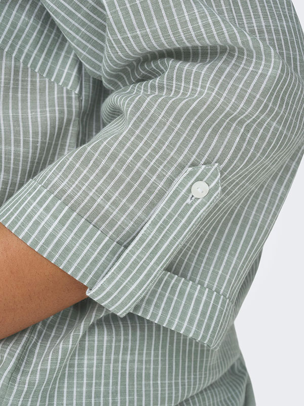 POILA - Skjorte i støvet grøn med hvide striber fra Only Carmakoma