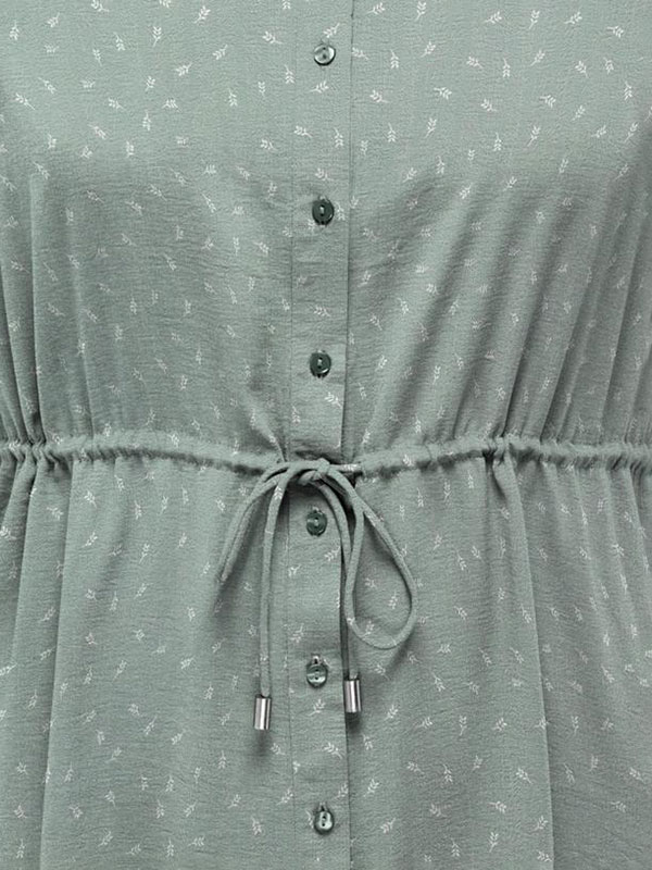 NEW CORIS - Støvet grøn skjortekjole med bindebånd og wienerlæg i nakken fra Only Carmakoma