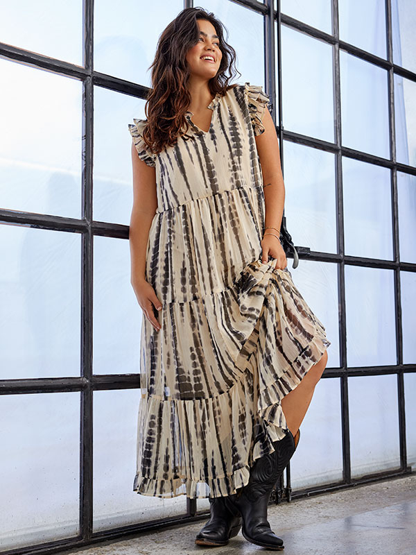 TINNA - Lang chiffon kjole med batik print fra Only Carmakoma