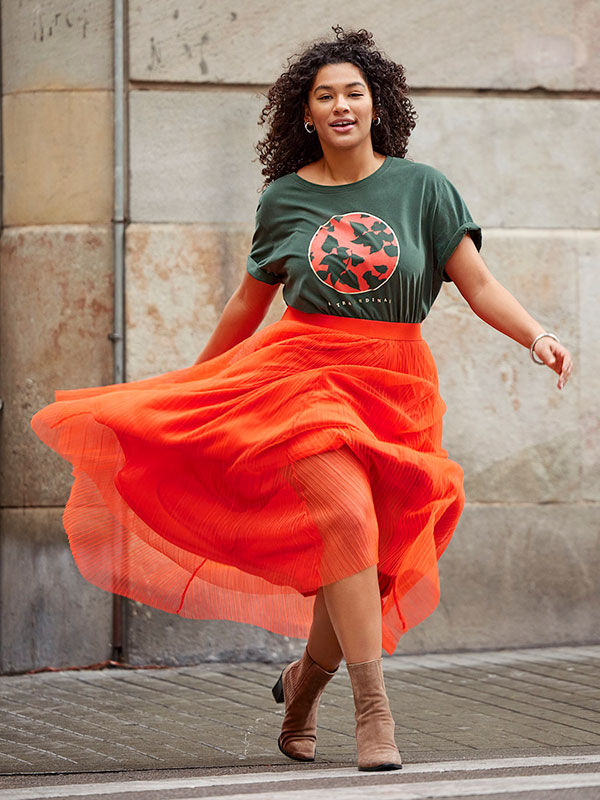 AGATI - Grøn T-shirt med orange print  fra Only Carmakoma