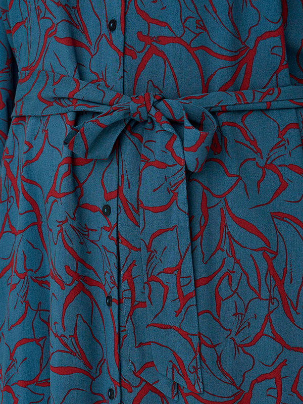 NOVA - Blå skjorte kjole med rødt print fra Only Carmakoma