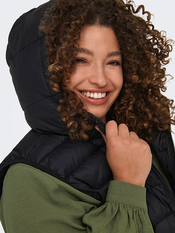TAHOE HOOD - Vest fra Only Carmakoma