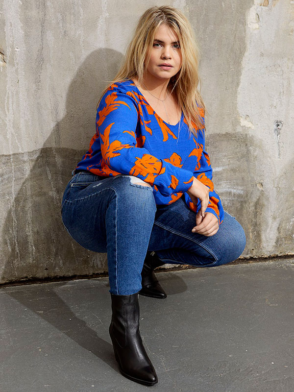 DAGNY - Blå bluse med orange print  fra Only Carmakoma