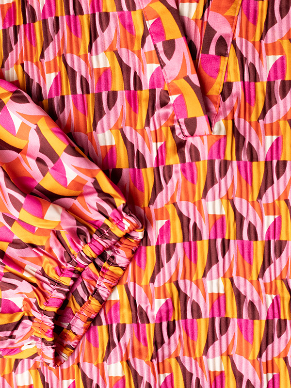 FIRENZO - Pink printet satin kjole med plissé fra Only Carmakoma