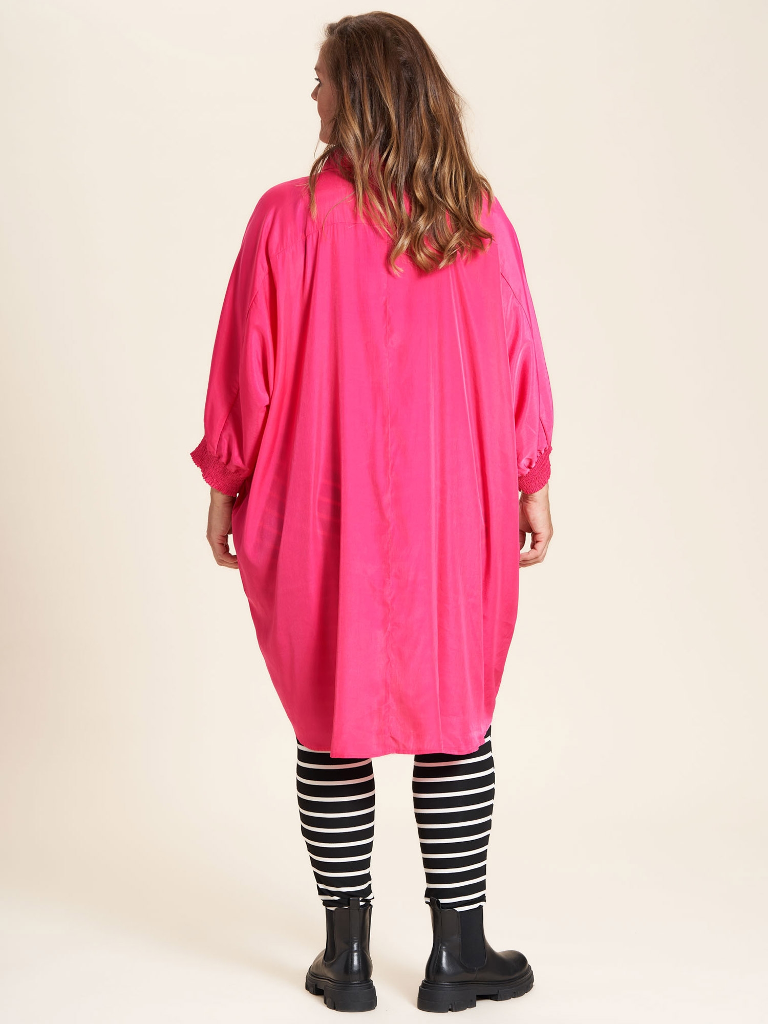 Gerda - Pink oversize skjorte tunika med flot blank viskose satin fra Gozzip