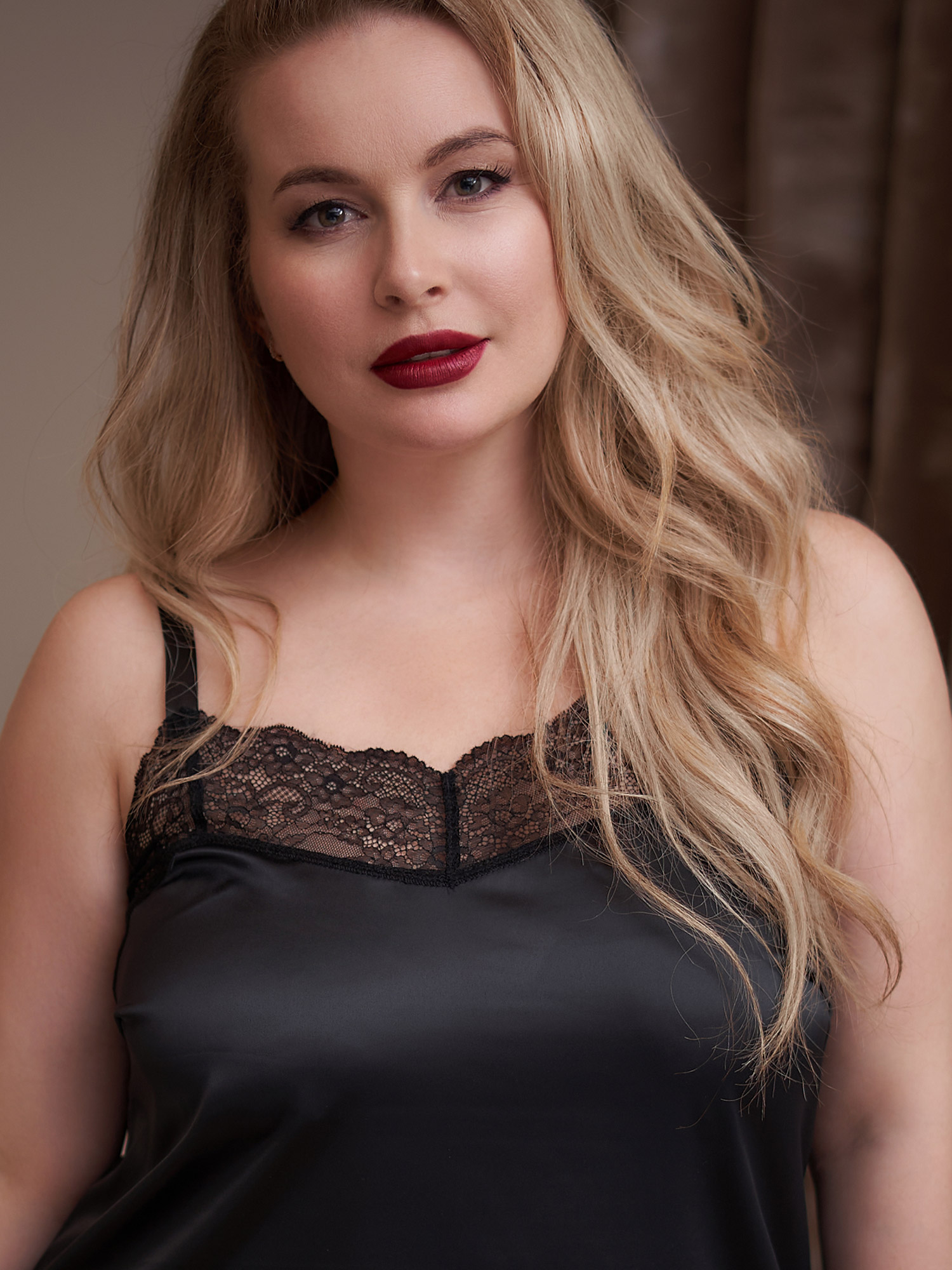 Sort satin top med blonde kant fra Plaisir