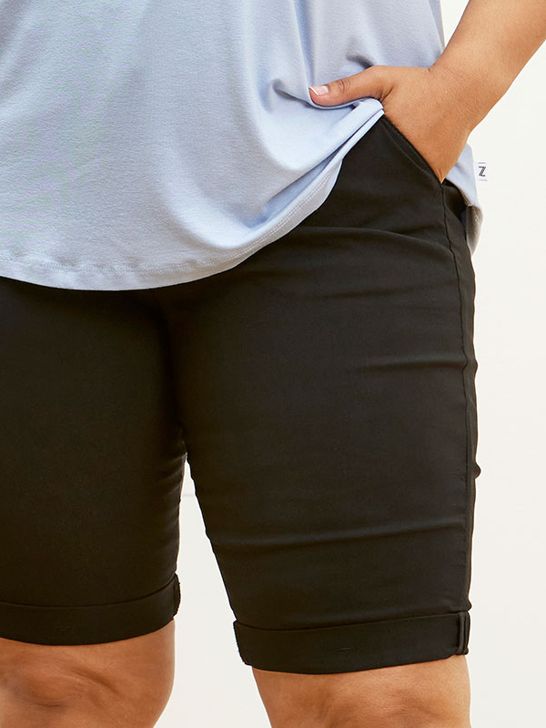 STEP - Sorte shorts med lynlås og lommer fra Zhenzi