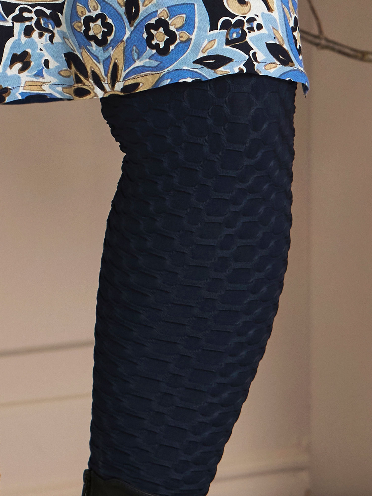 ROMY - Marine blå stretch leggings med 3-D struktur fra Zhenzi