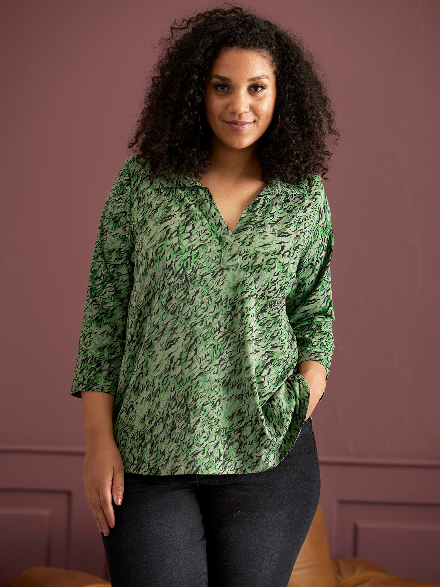 DALLAS - Lækker bluse i viskose jersey i smart grønt print fra Zhenzi
