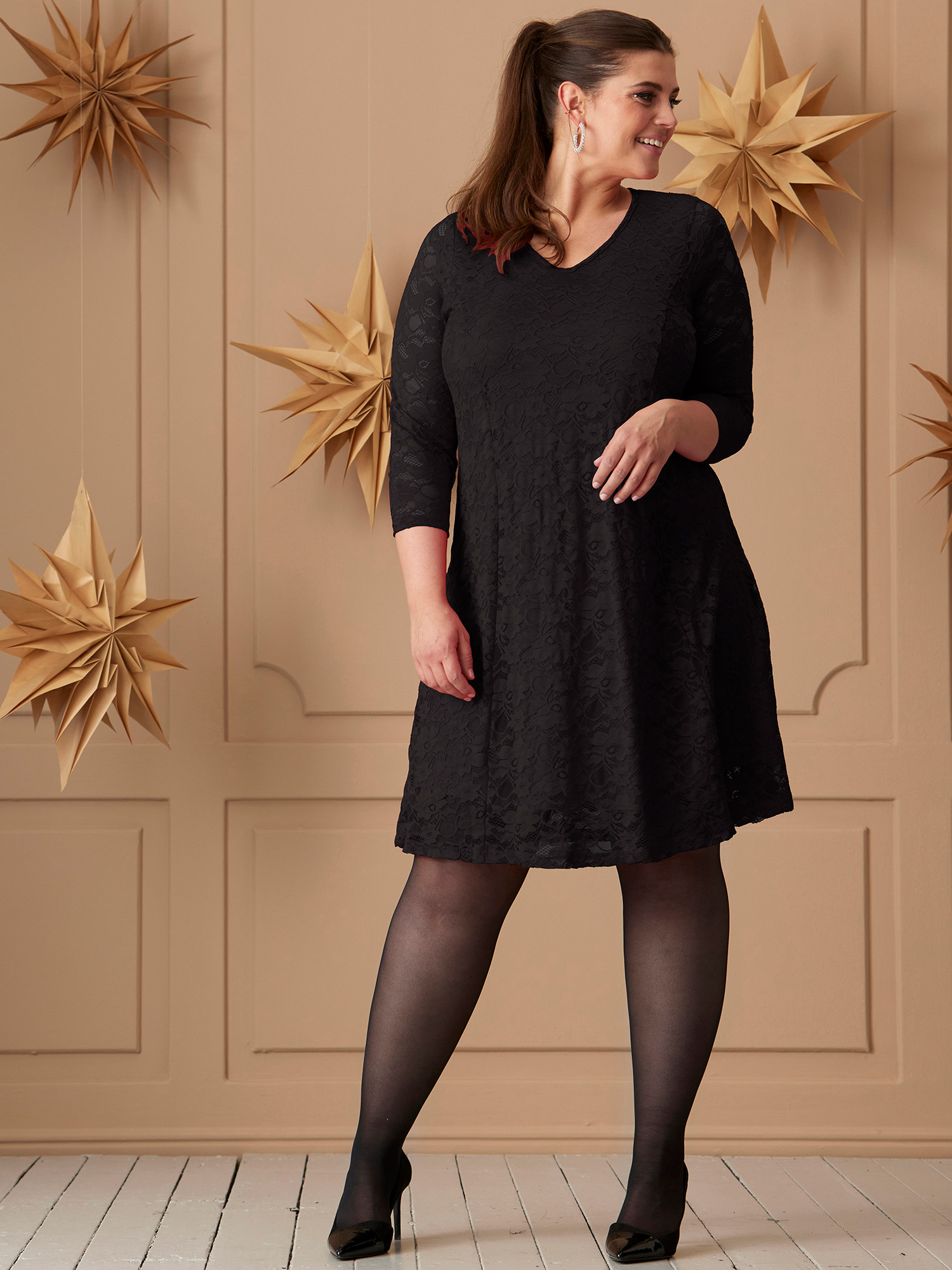 NEOLA - Sort blonde kjole fra Zhenzi