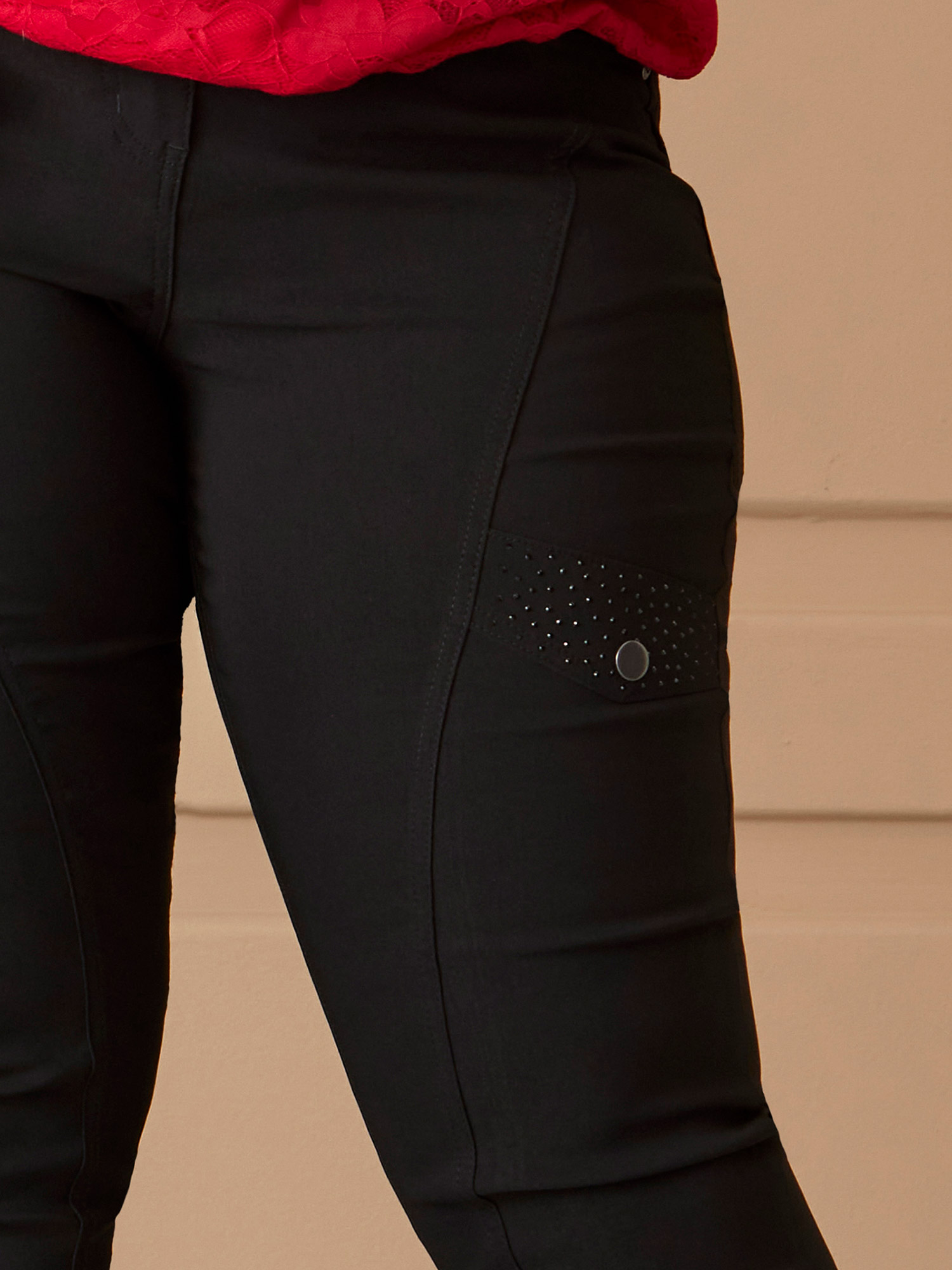 SALSA - Sorte bukser med fin detalje på det ene lår fra Zhenzi