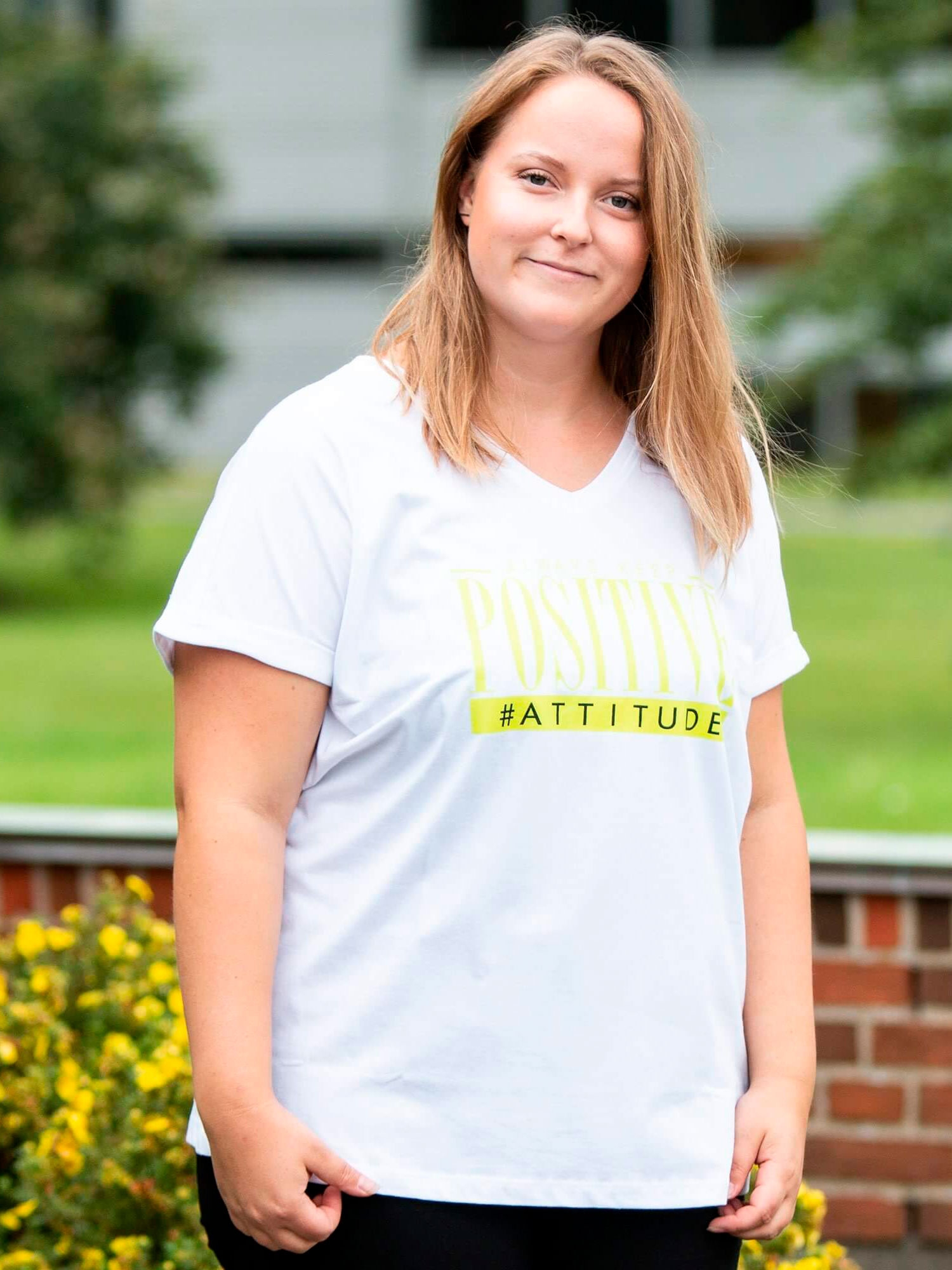 Hvid bomulds T-shirt med neon gult tryk fra Zhenzi
