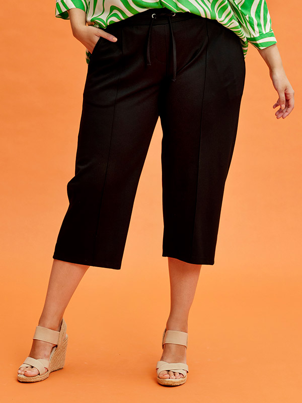 LAKEN - Sorte strækbar capri bukser med elastik fra Zhenzi