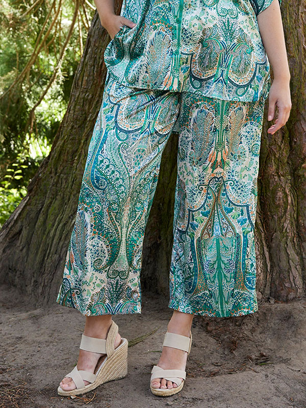 LISBETH - Satin bukser med grønt paisley print fra Zhenzi
