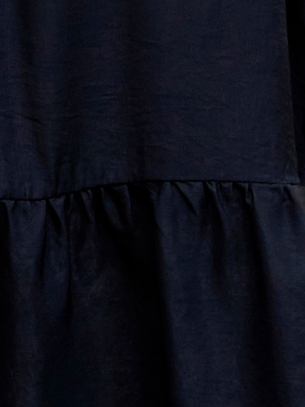 LEGACY - Sort satin kjole med flæsekant fra Zhenzi