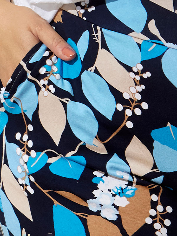 ESTELLE - Bløde blå capri bukser med print fra Zhenzi