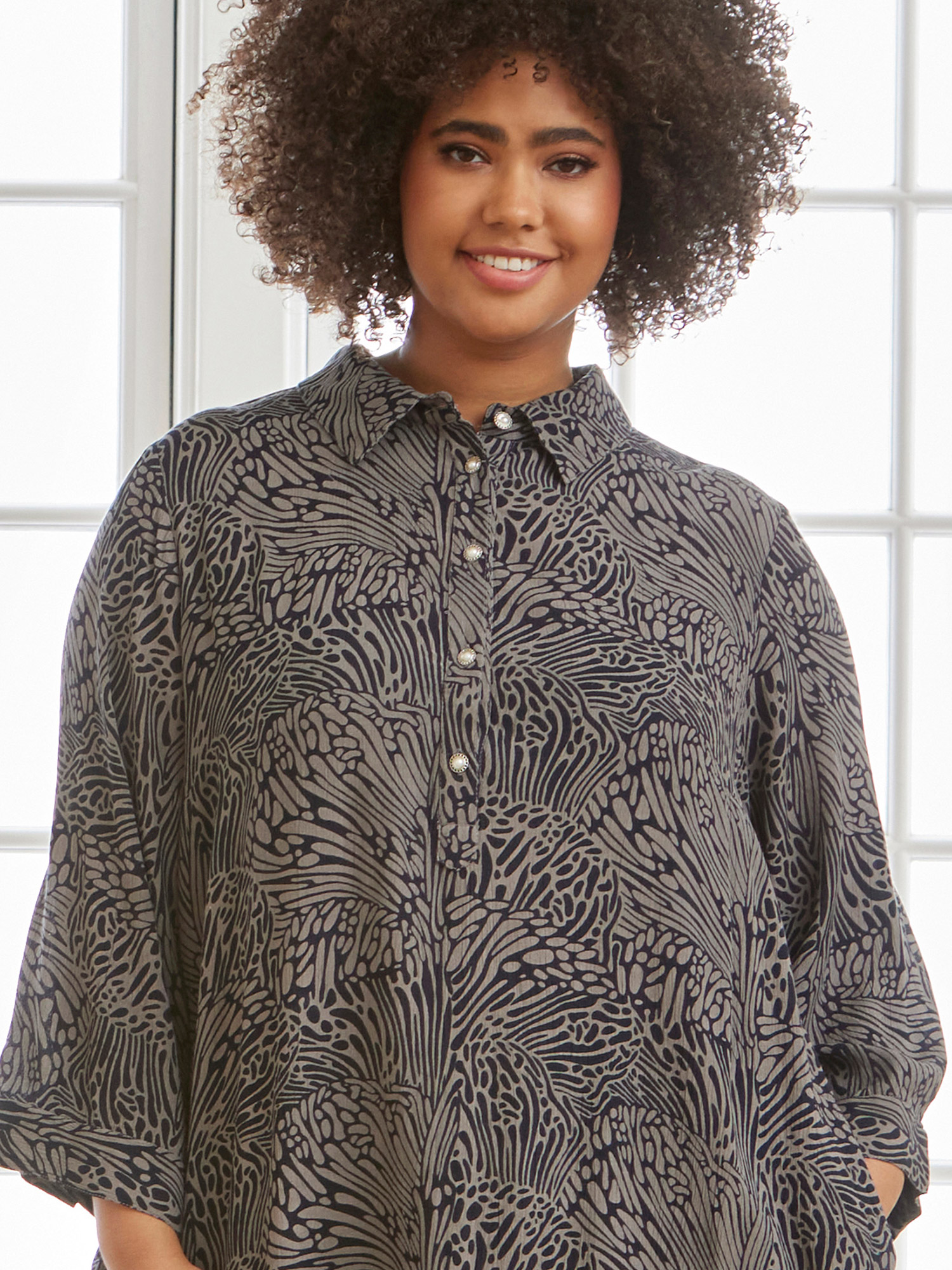 KYLINEA - Mønstret skjorte tunika i viskose fra Zhenzi