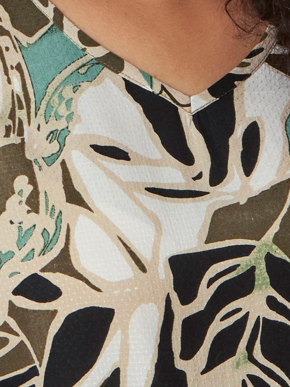 TIFFANY - Bluse med grøn og brun bladprint fra Zhenzi