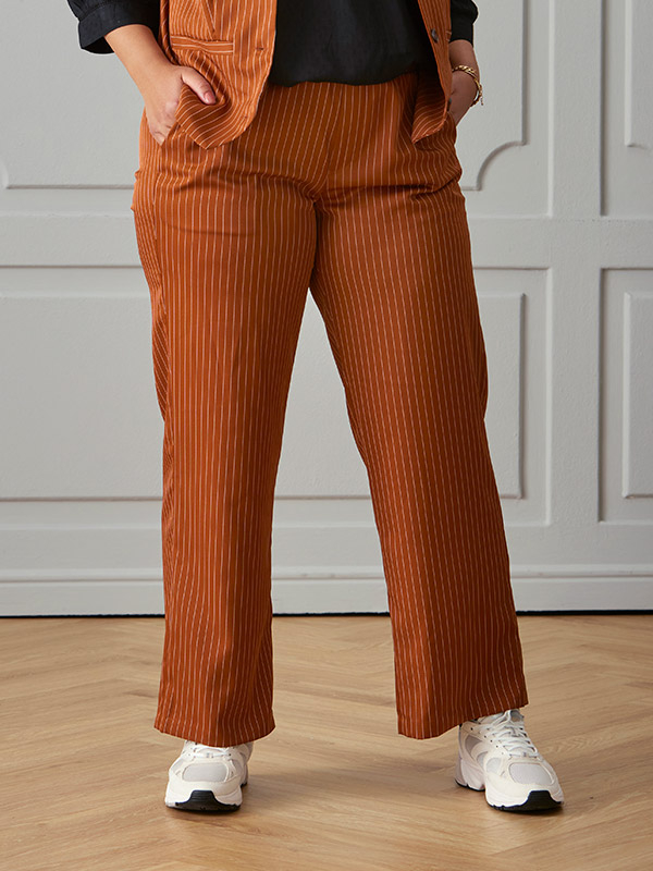 WHITNEY - Orange habit bukser med hvide nålestriber fra Zhenzi